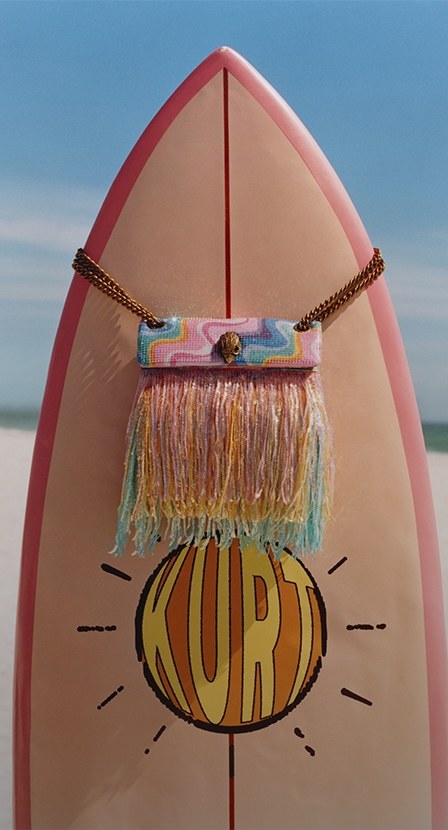 imagen de tabla de surf con folso de la marca KURT GEIGER LONDON