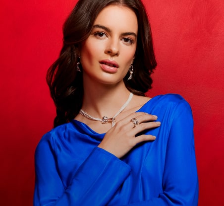 imagen de mujer con vestido azul y collar plateado  en un fondo rojo, TAPETS HOGAR