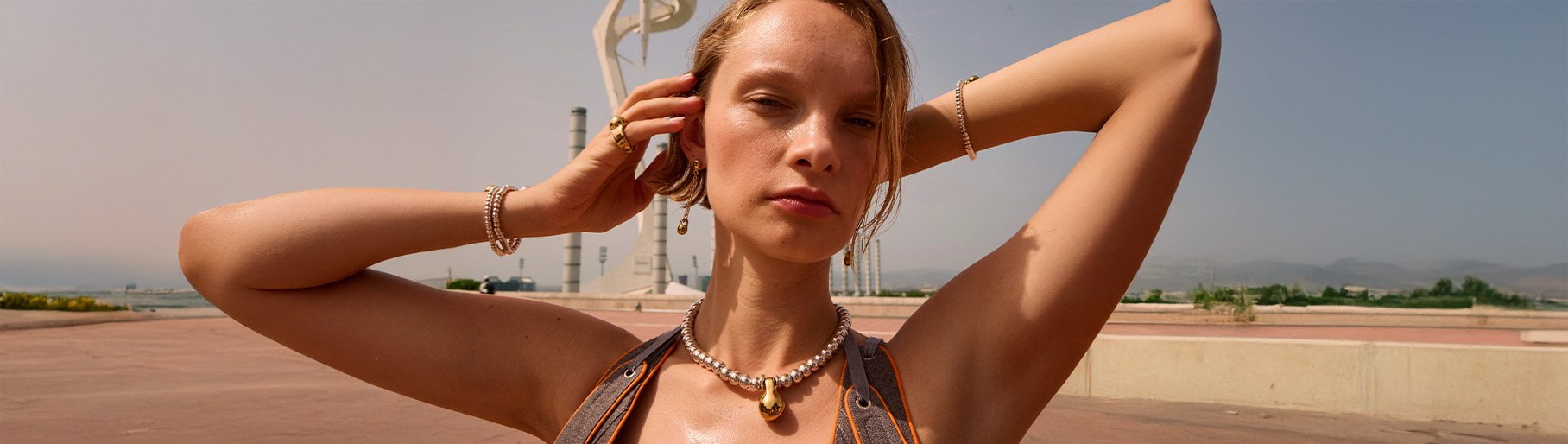 imagen de mujer usando collar de perlas blanco de la marca UNO DE 50