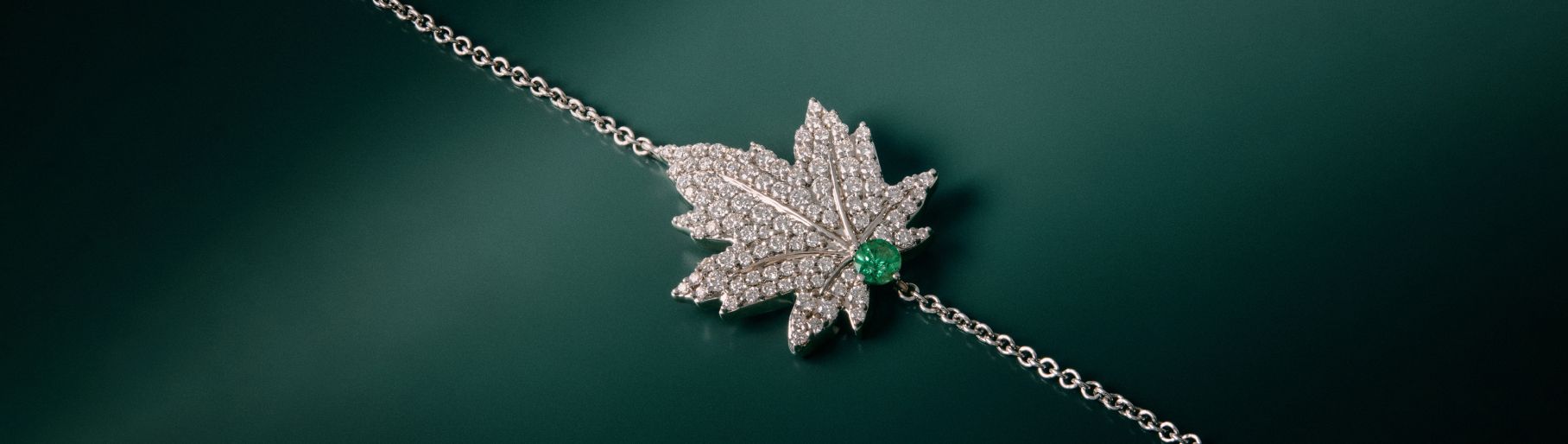 imagen de collar con dije plateado SUAREZ