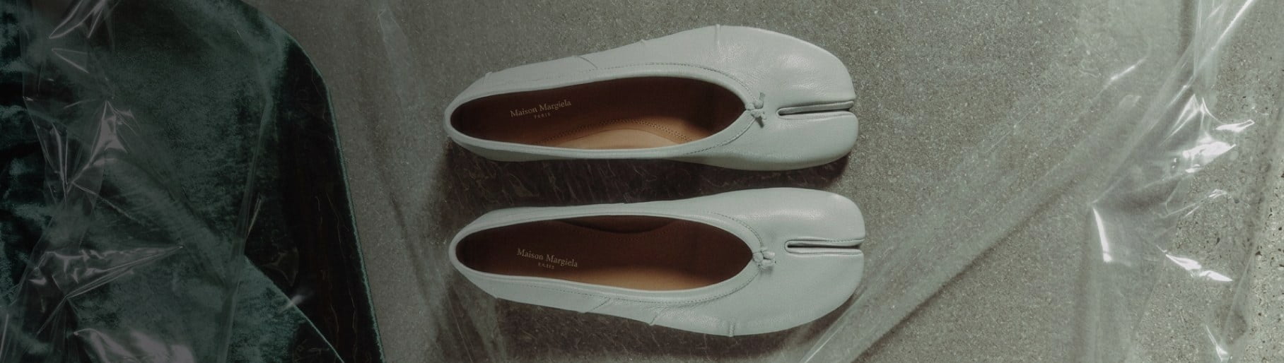 imagen de par de zapatos estilo asiatico color blanco de la marca MAISON MARGIELA