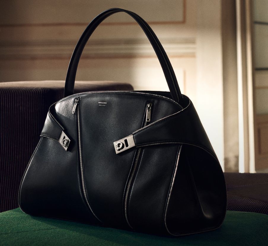 bolso negros de la marca FERRAGAMO