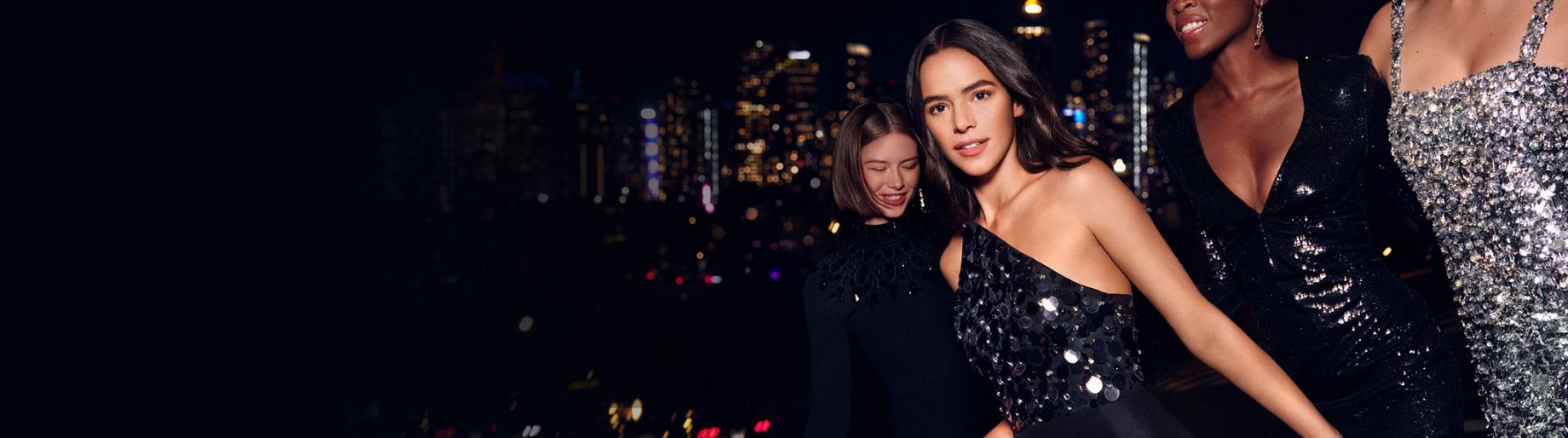 Imagen de mujer con vestido negro CAROLINA HERRERA