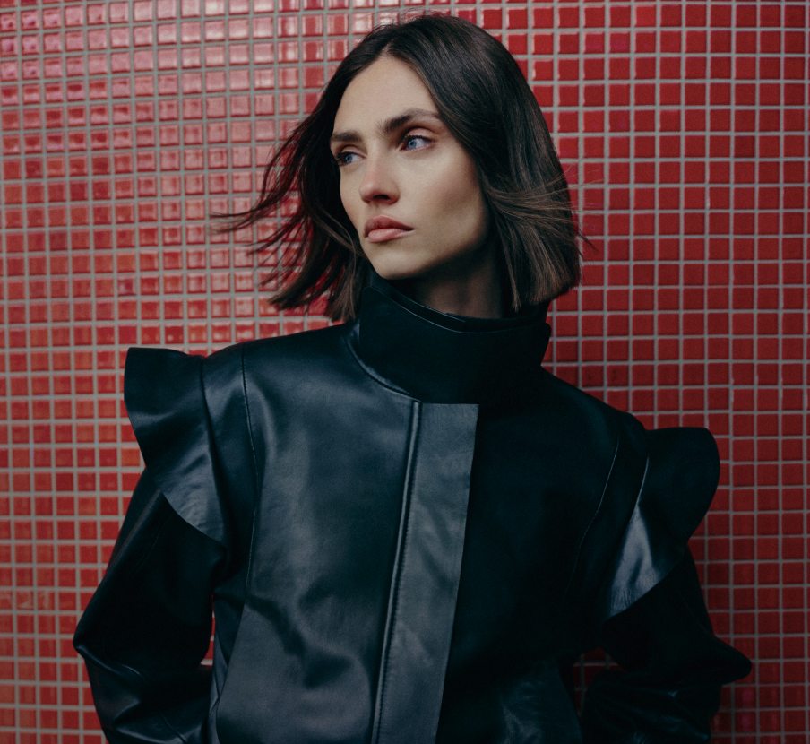 imagen de mujer con chamarra negra de la marca SCALPERS