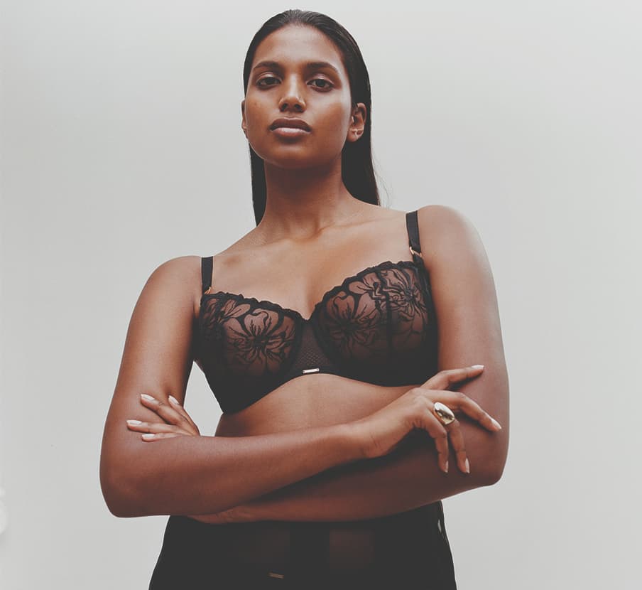 Imagen de mujer con bracier negro. CHANTELLE