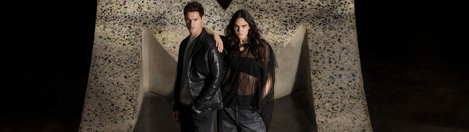 imagen de mujer y hombre con ropa negra, ALLSAINTS