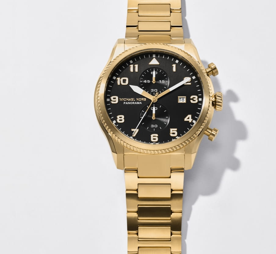 Imagen de reloj dorado con caratula negra, MICHAEL KORS