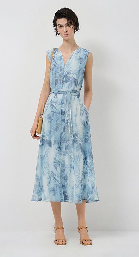 imagen de mujer con vestido azul de la marca ROBERTOVERINO