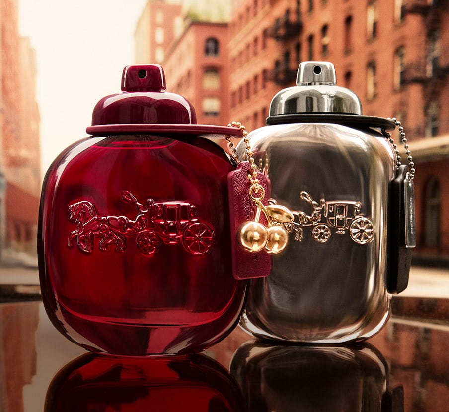 Imagen de locion roja y gris de la marca COACH