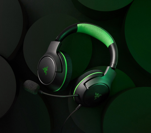 imagen de audifonos negros con verde de la marca RAZER, en un fondo negrom con puntos verdes