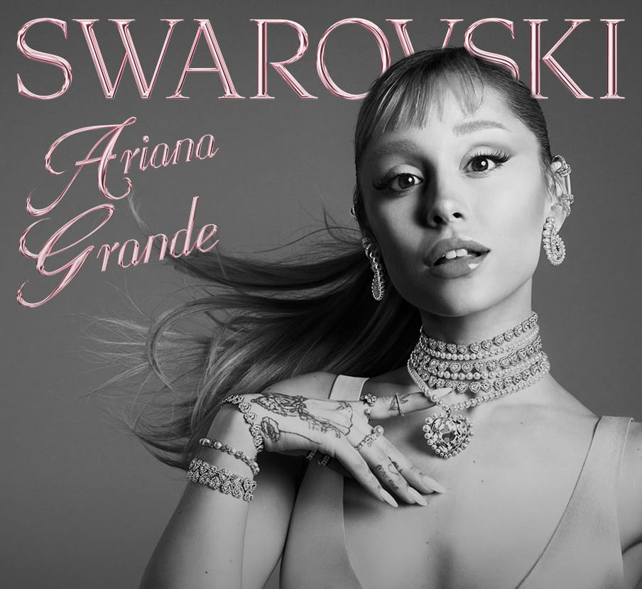 Imagen de ariana grande en blanco y negro con joyeria de la marca SWAROVSKI