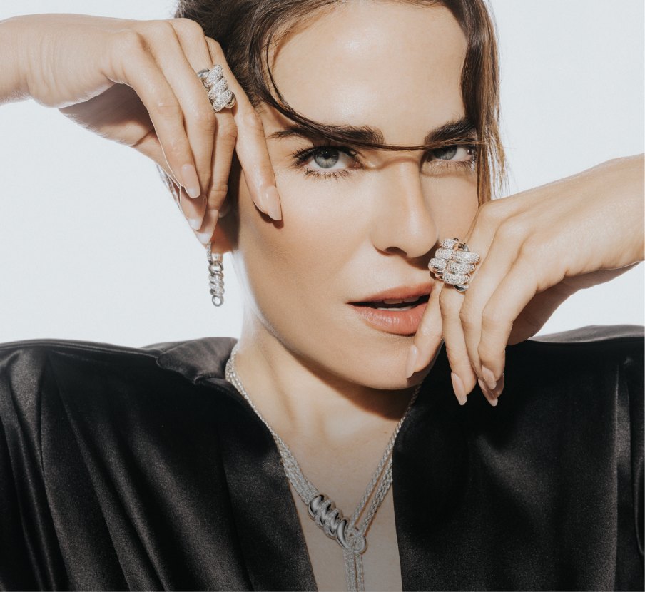 Imagen de mujer con collar, anillos y aretes de la marca TANE