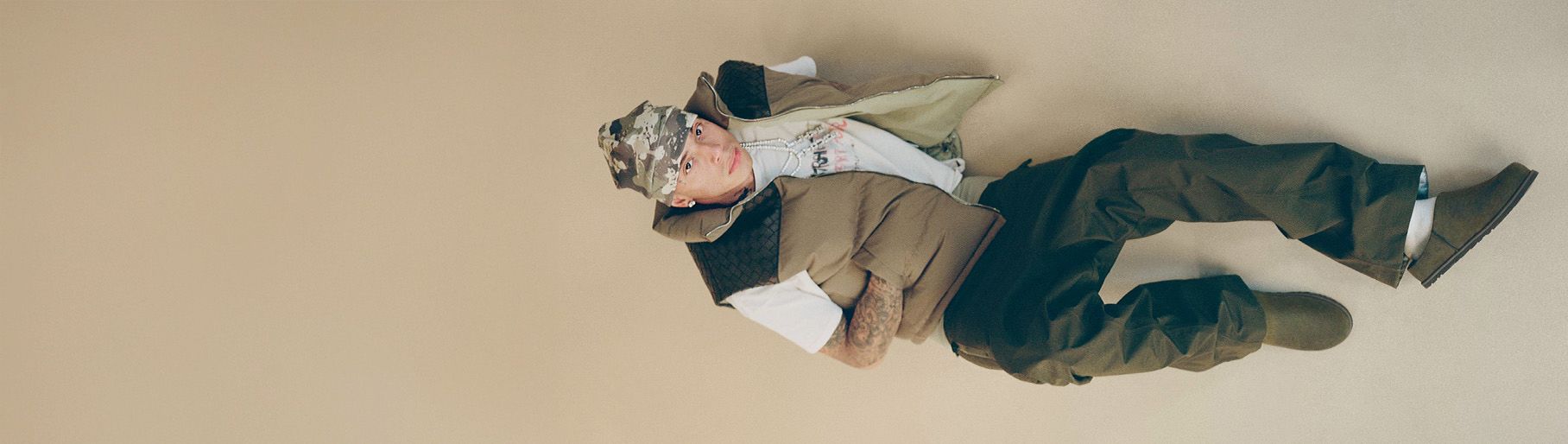 Imagen de hombre con ropa verde UGG