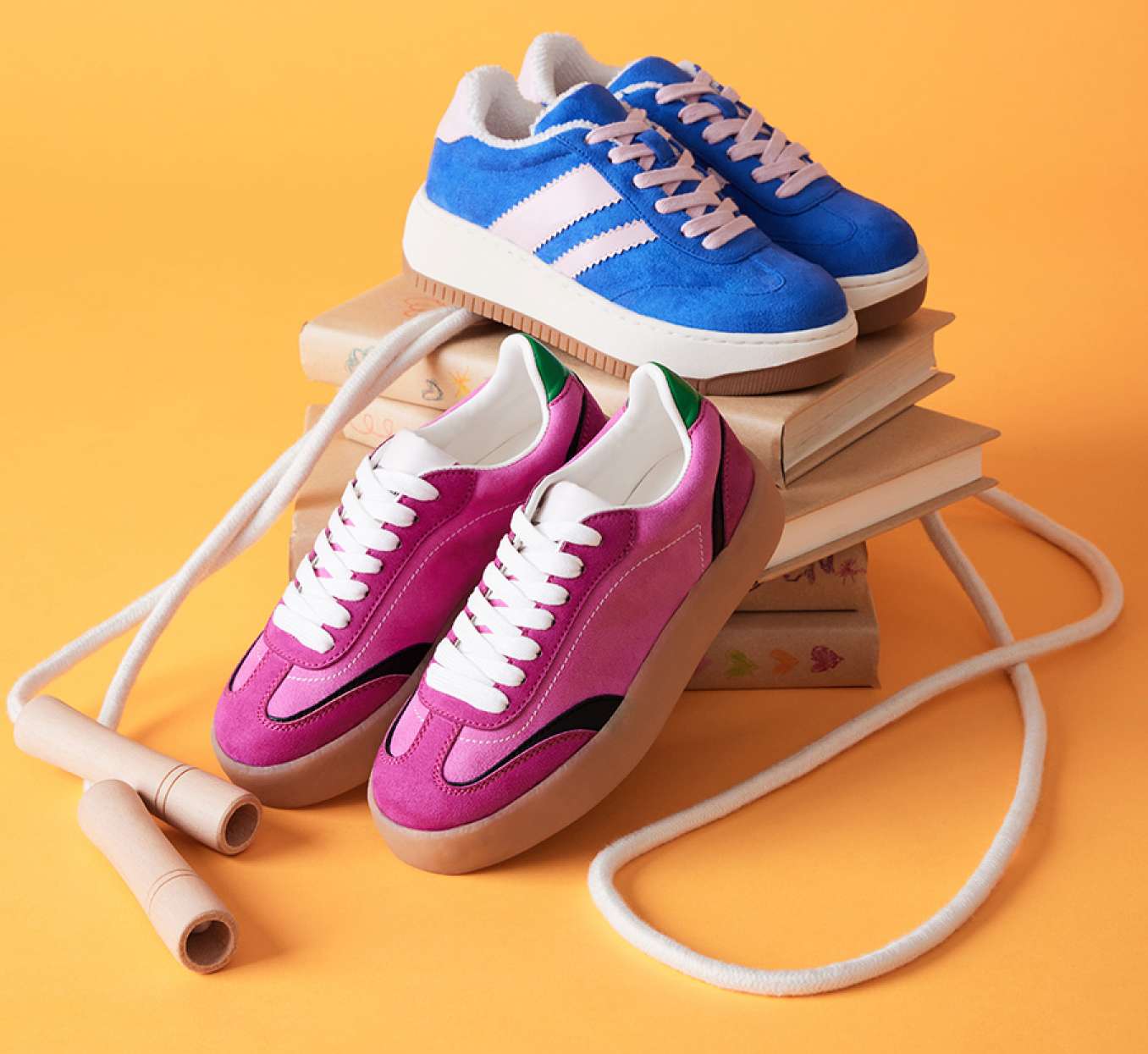 imagen de par de tenis rosa y azul de la marca STEVE MADDEN