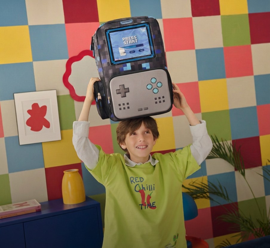 imagen de niño con mochila con forma de consola de videojuegos de la marca CHENSON
