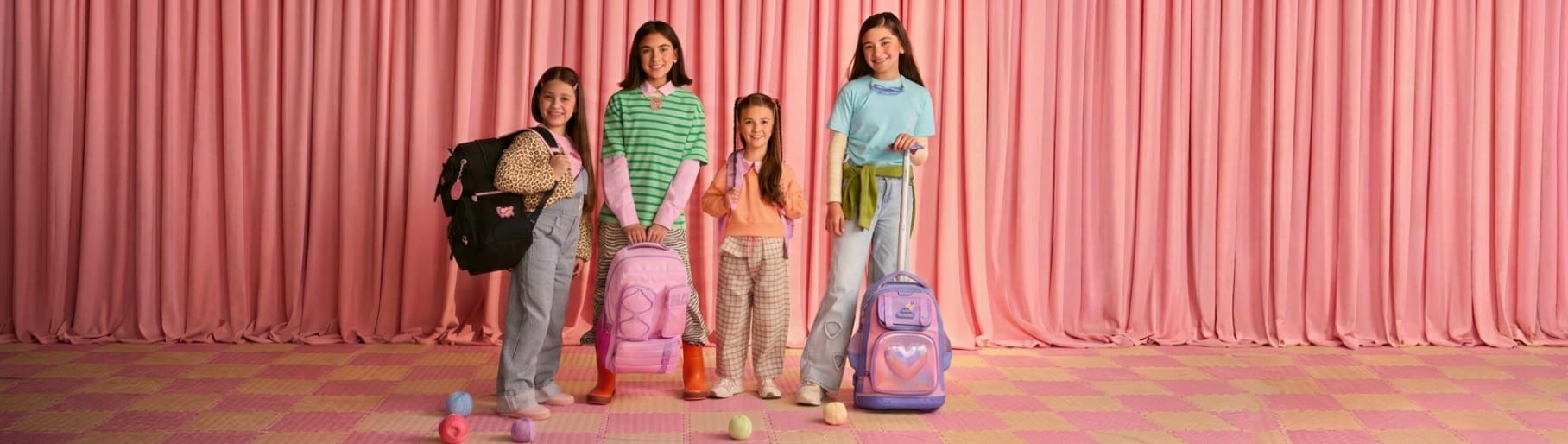 imagen de 4 niñas con mochilas de la marca CHENSON