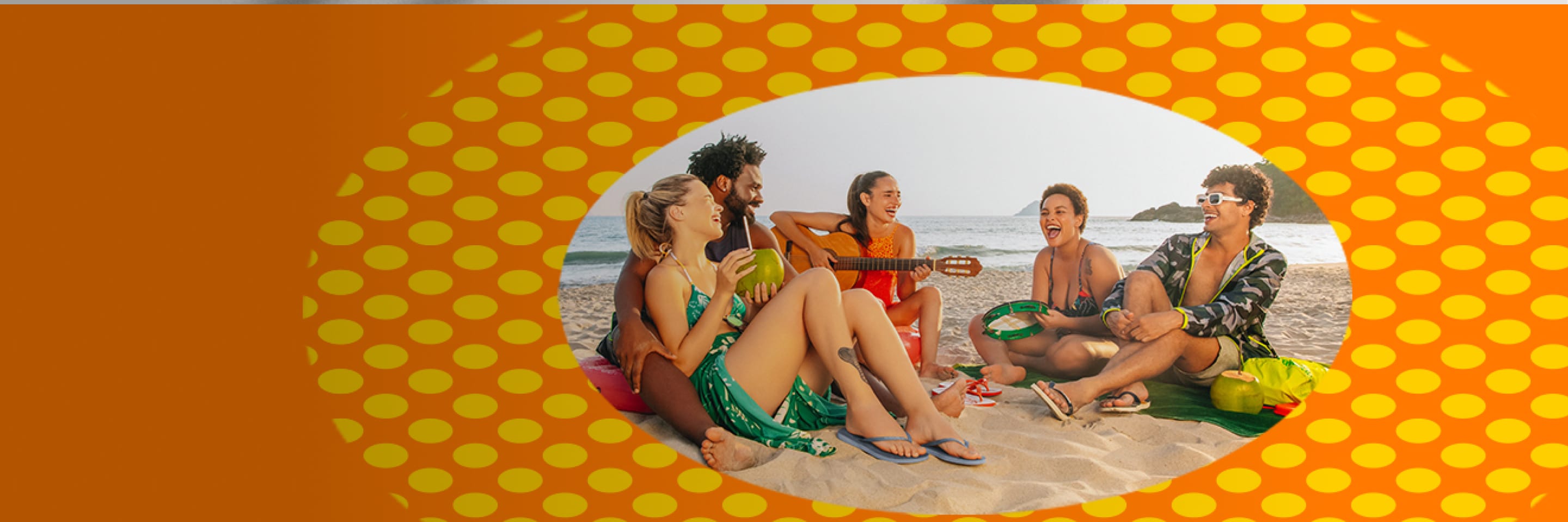 Imagen de cinco jovenes en una playa sentados en la arena, vinten trajes de baño sandalias y estan cantando. HAVAIANAS