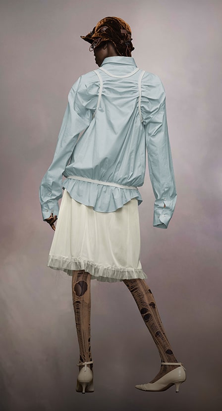 imagen de mujer chamarra azul de mezclilla MAISON MARGIELA