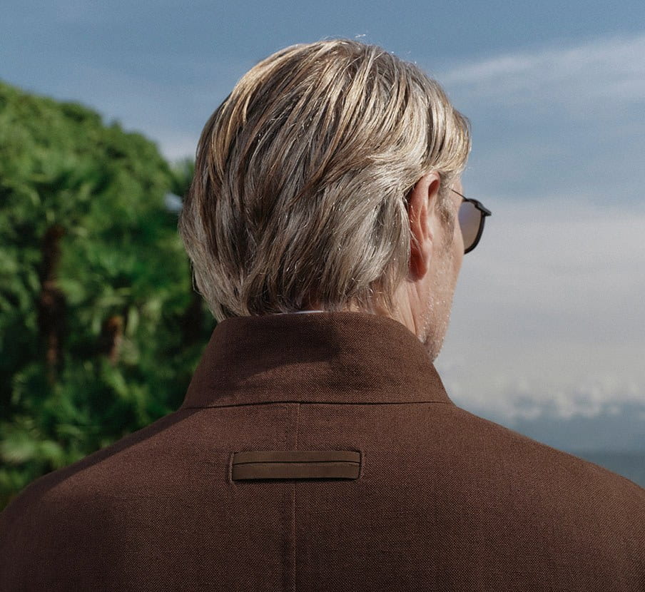 Hombre de espalda con saco cafe de la marca ERMENEGILDO ZEGNA
