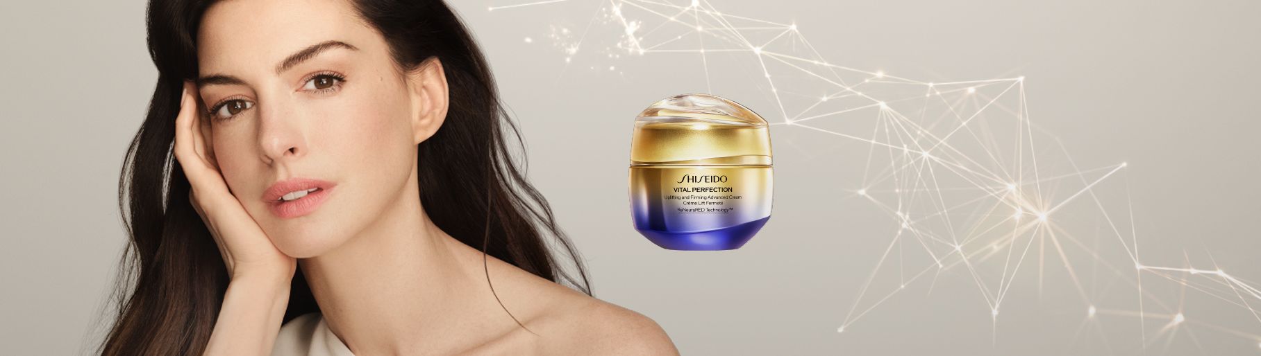 Imagen de mujer junto a frasco de tratamiento color dorado con morado SHISEIDO
