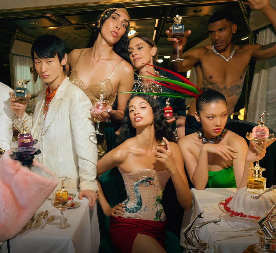 imagen de de 6 personas sosteniendo un frasco de perfume de duferentes colores de la marca JEAN PAUL GAULTIER