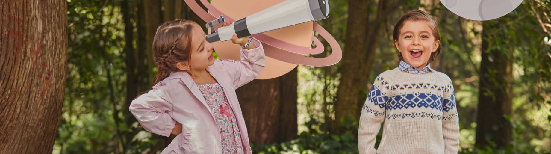 niña con vestido rosa y telescopio blanco, niño con pantalon azil y sueter beige PRIMMI PLP Kids