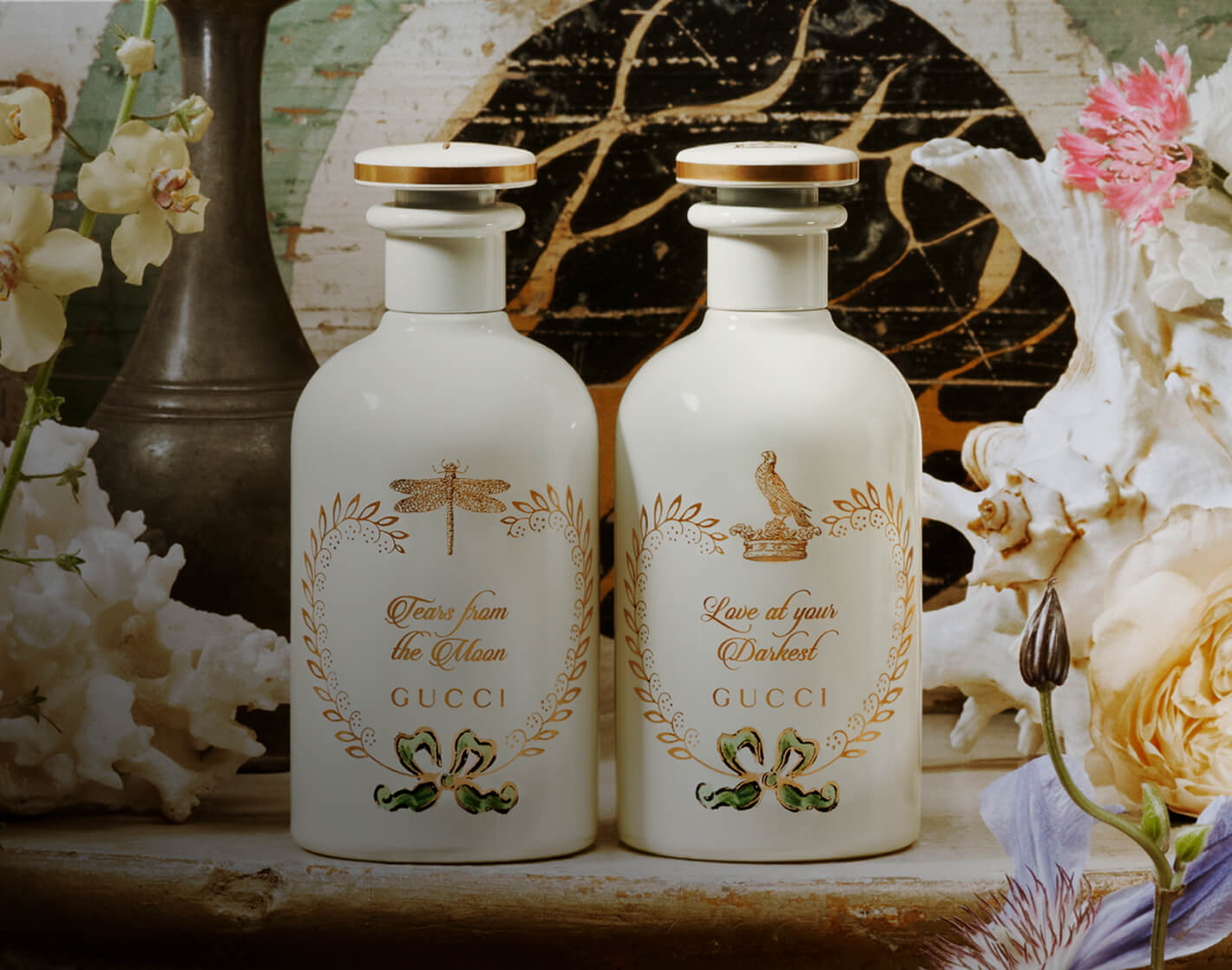Imagen de dos frascos blancos de la coleccion the alchemist garden de la marca GUCCI . GUCCI
