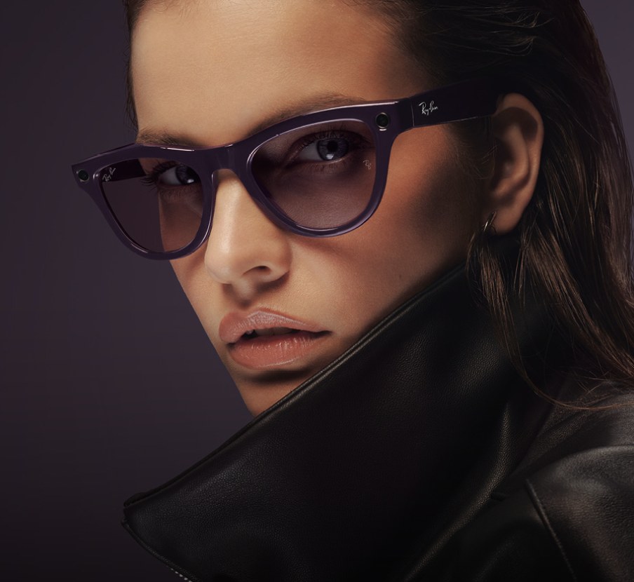 Imagen de una mujer con lentes para sol color negros de la marca RAY BAN LENTES