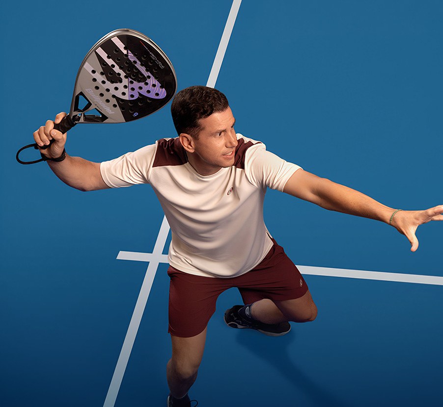 imagen de hombre jugando con raqueta negra de padel de la marca BULL PADEL