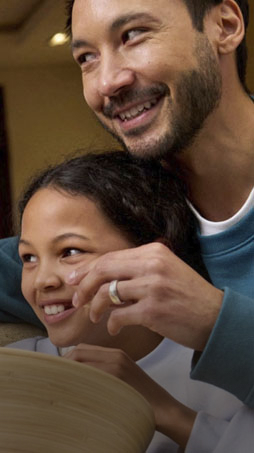 Imagen un hombre y una niña frente a un lavavo