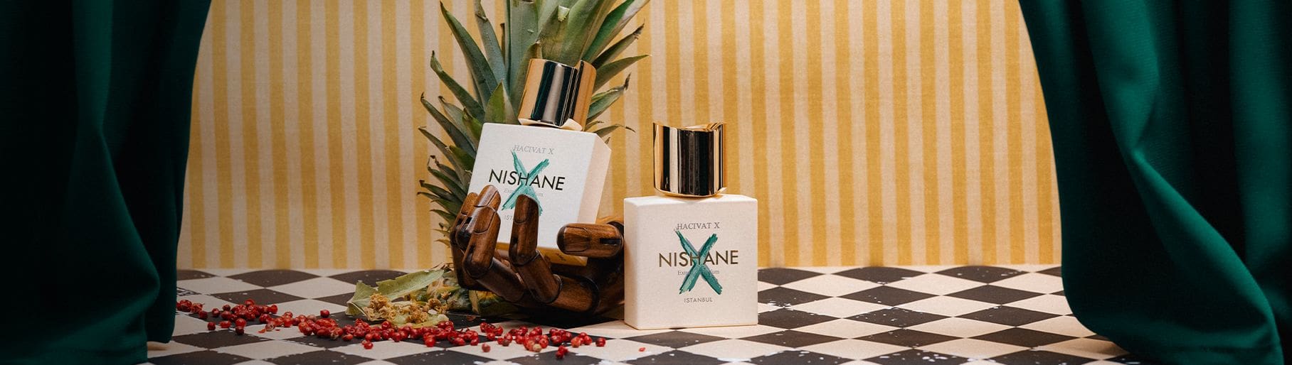 imagen de dos perfumes de frasco color blanco con letra X verde de la marca NISHANE