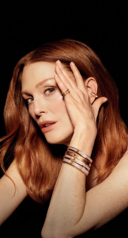 imagen de mujer con anillos y pulceras color cobre