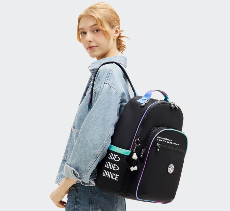 imagen de mujer con mochila negra de la marca KIPLING