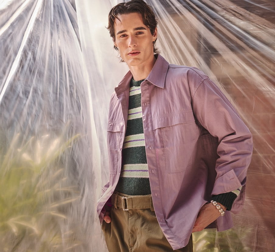 imagen de hombre con camisa lila y playera a rayas de la marca EPSILON 