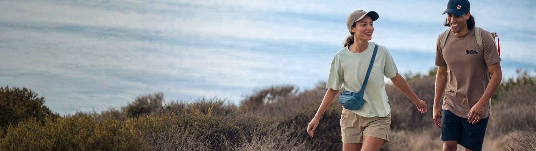 imagen de hombre y mujeer caminando FJALLRAVEN