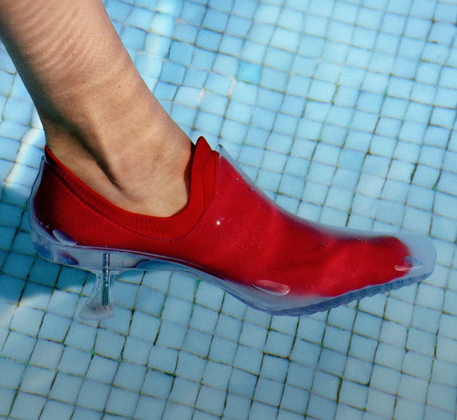 Imagen de zapatilla roja LOEWE