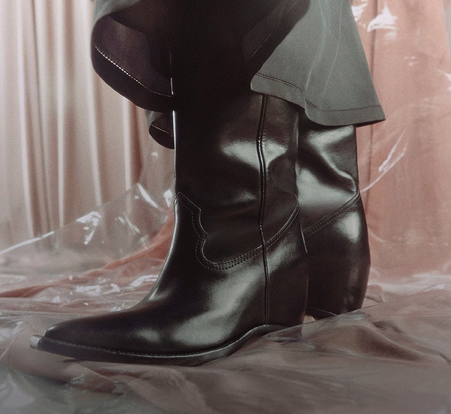 imagen de par de botas negras de la marca MAISON MARGIELA