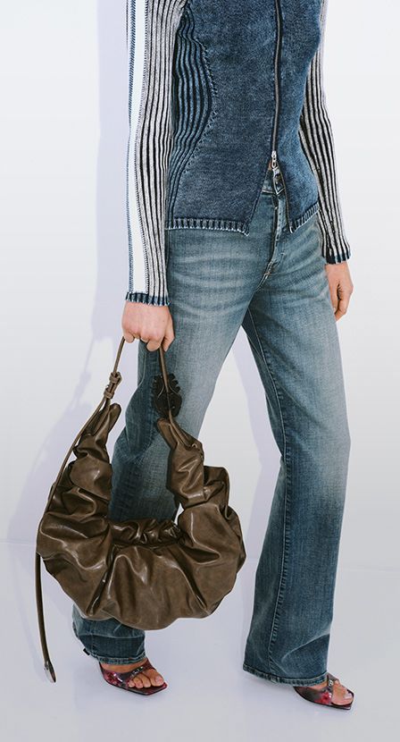 imagen de mujer con bolso cafe DIESEL