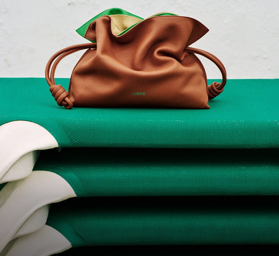 imagen de bolso color cafe de la marca LOEWE