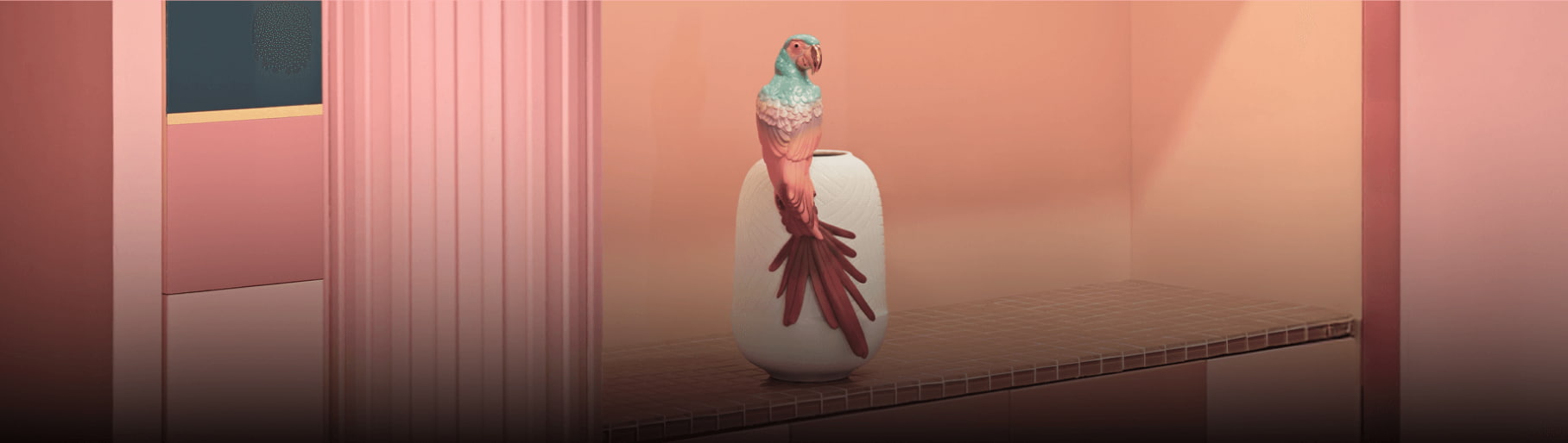imagen de un cuarto color salmon donde se encuentra un jarron con una figura de guacamalla de la marca LLADRÓ