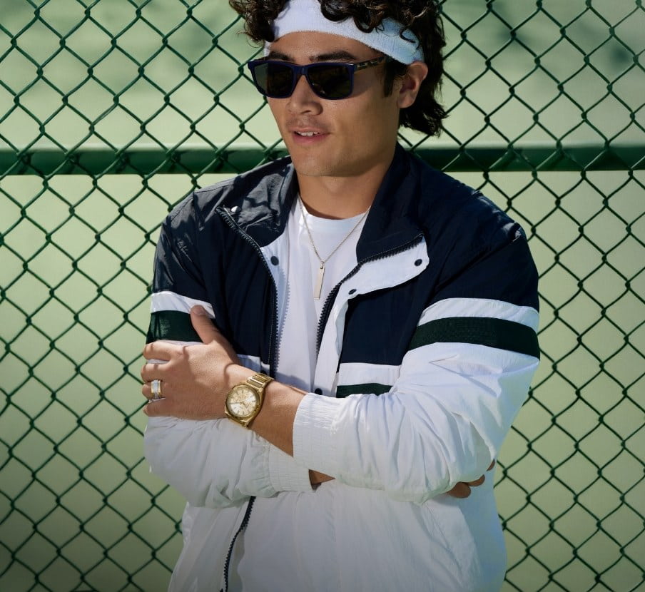 imagen de hombre con camisa azul y reloj gris de la marca FOSSIL