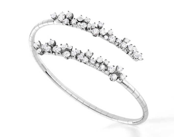 Imagen de una pulsera color plateada con pequeños diamantes al frente de la marca DAMIANI. DAMIANI