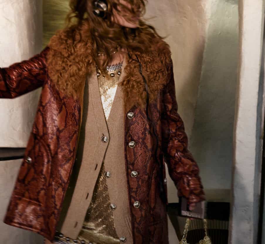 Imagen de una mujer con ropa cafe. RABANNE