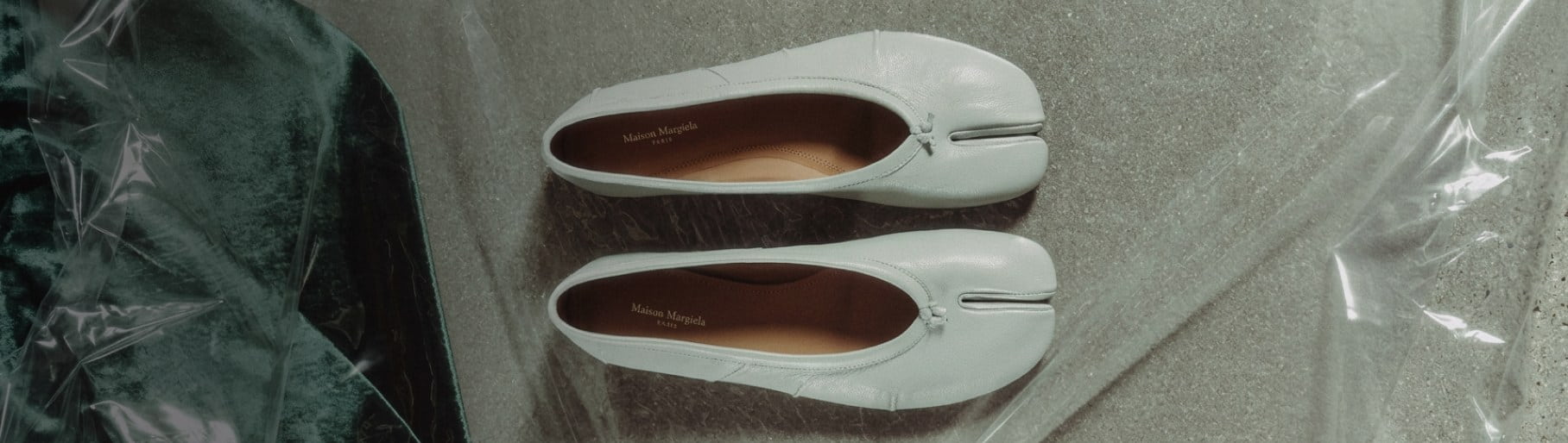 imagen de par de zapatos blancos de la marca MAISON MARGIELA 