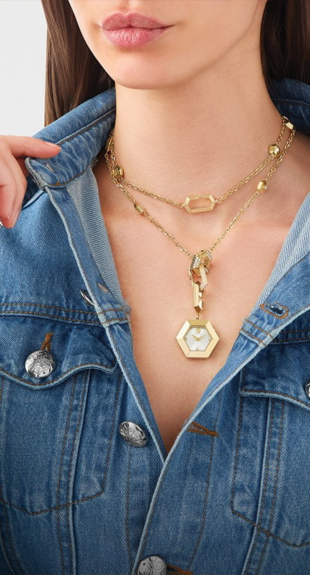imagen de muejr con collar dorado y chamarra azul de la marca PHILIPP PLEIN