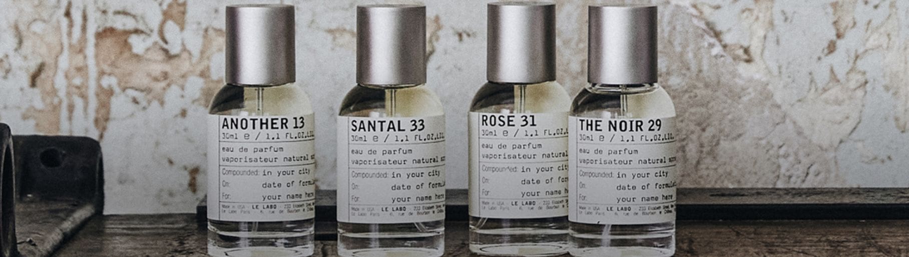 Imagen de botellas de tapa gris con etiqueta blanca de la marca LE LABO
