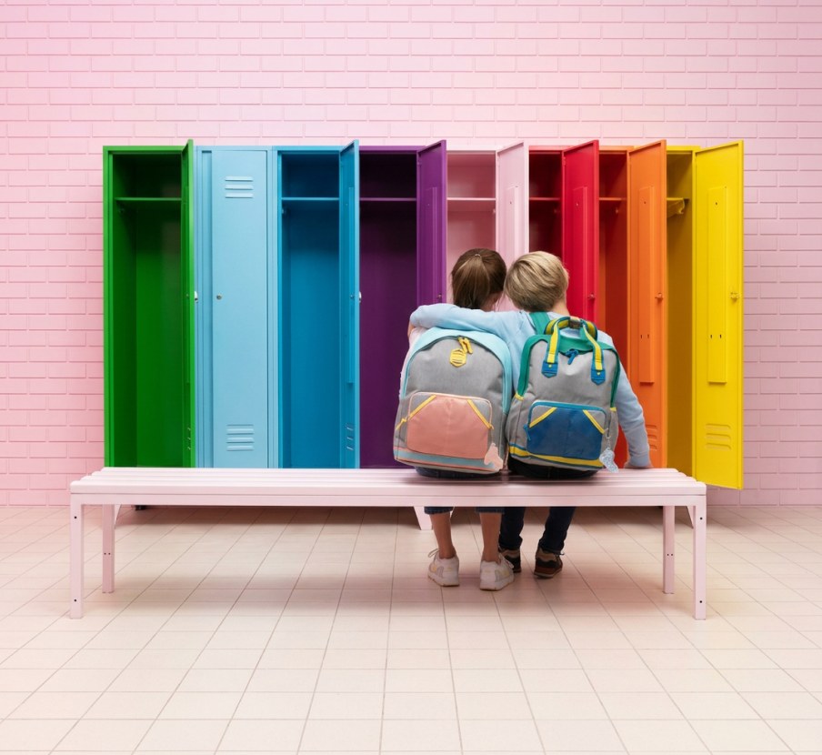 imagen de niña y niño con mochilas de colores de la marca SAMSONITE