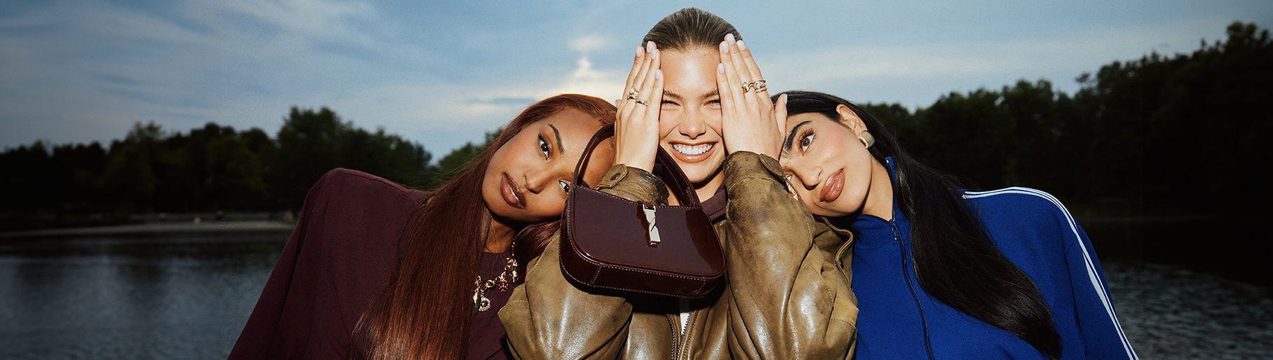 Imagen de 3 mujeres con ropa y bolso ALDO