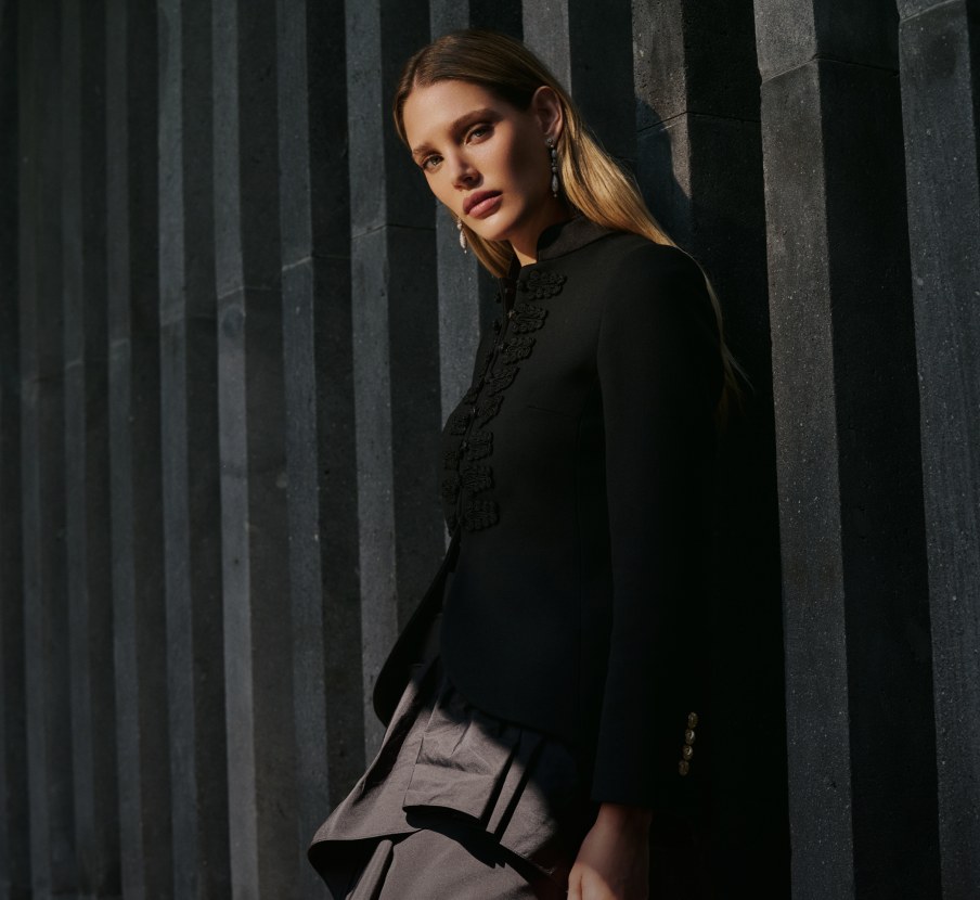 imagen de mujer con blusa de manga larga color negro de la marca DHIERRO