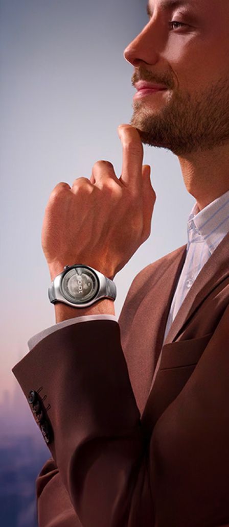 imagen de hombre con traje cafe y reloj plateado de la marca HUAWEI